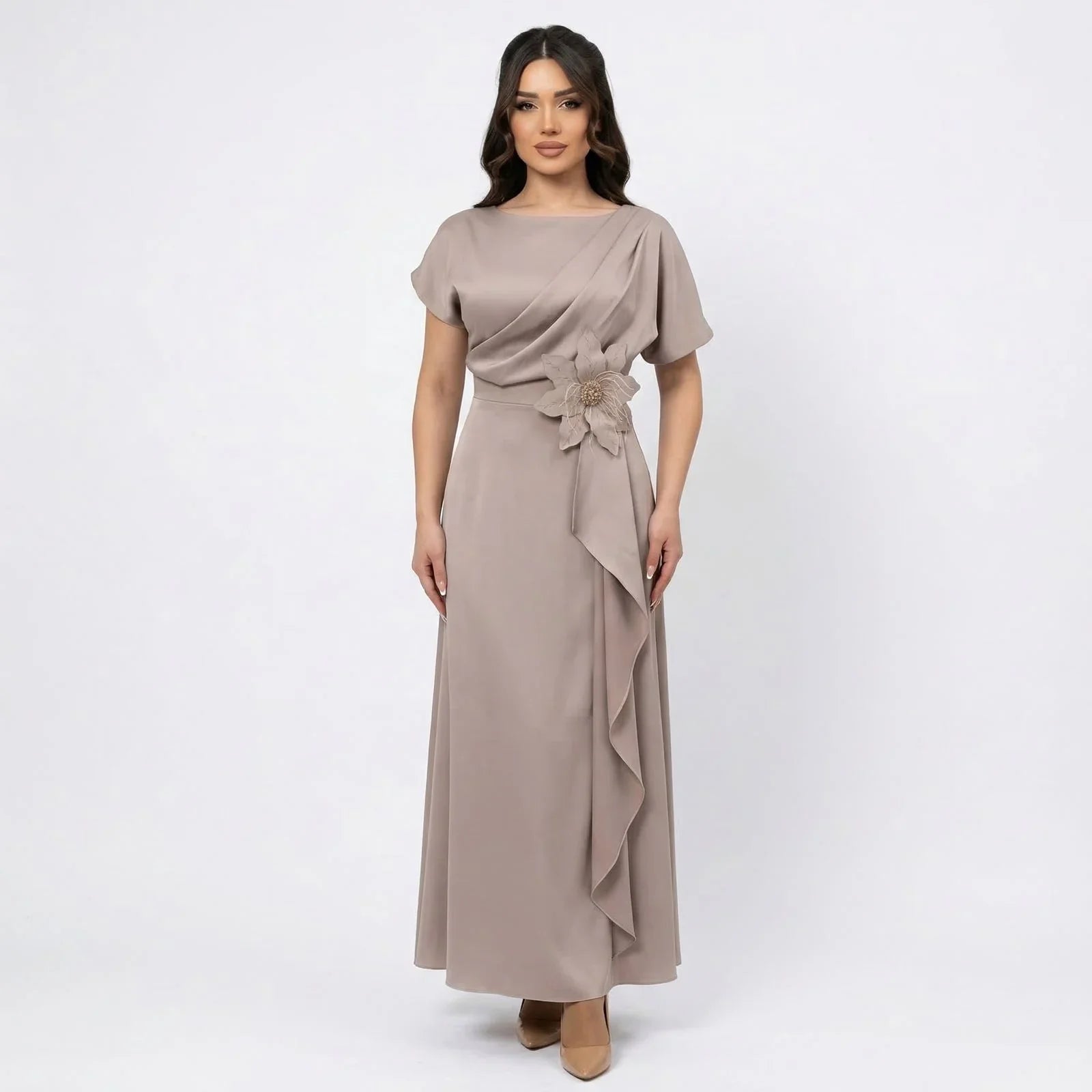 Seraphine™ Kleid aus Edlem Satin mit Skulpturaler Blumenapplikation an der Taille