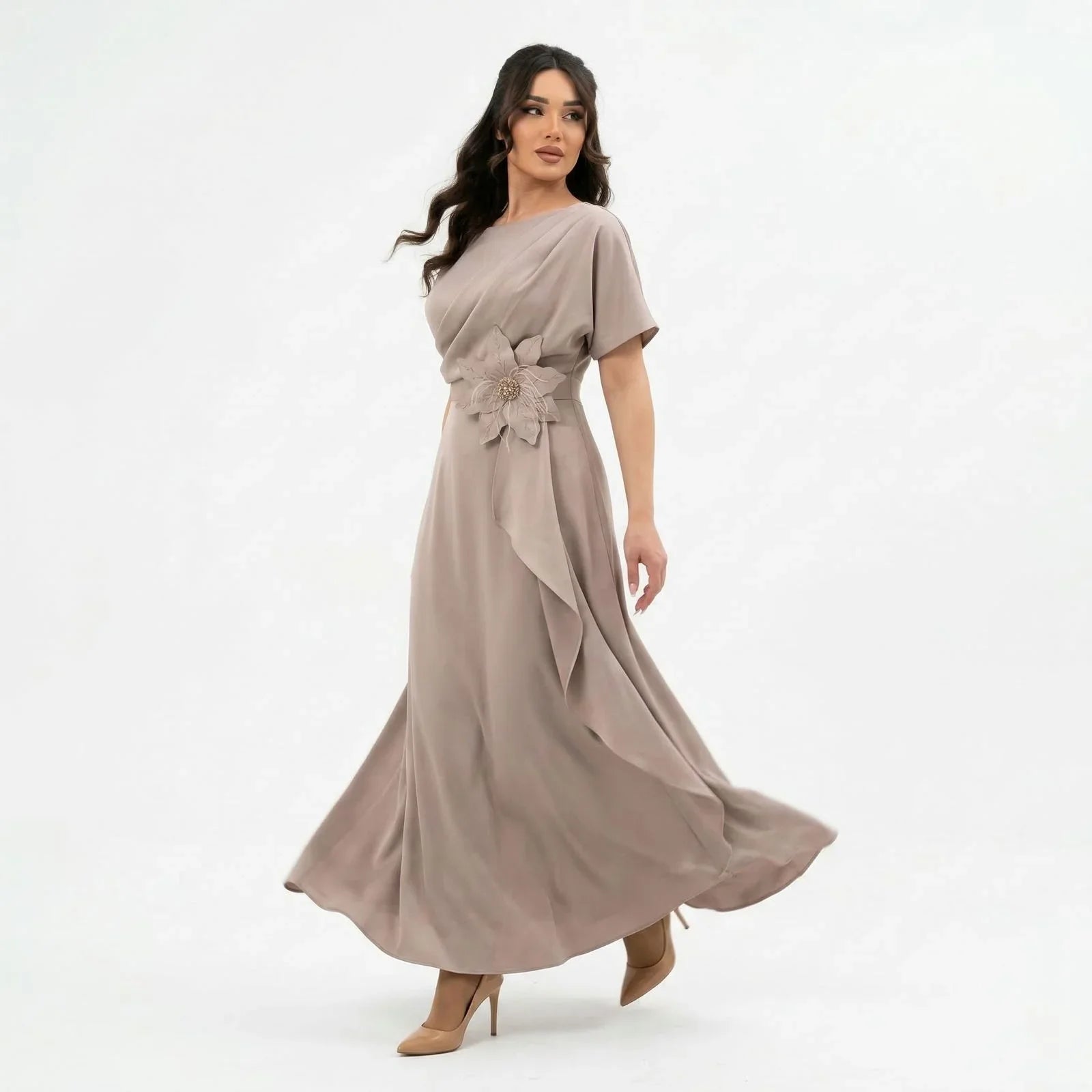 Seraphine™ Kleid aus Edlem Satin mit Skulpturaler Blumenapplikation an der Taille