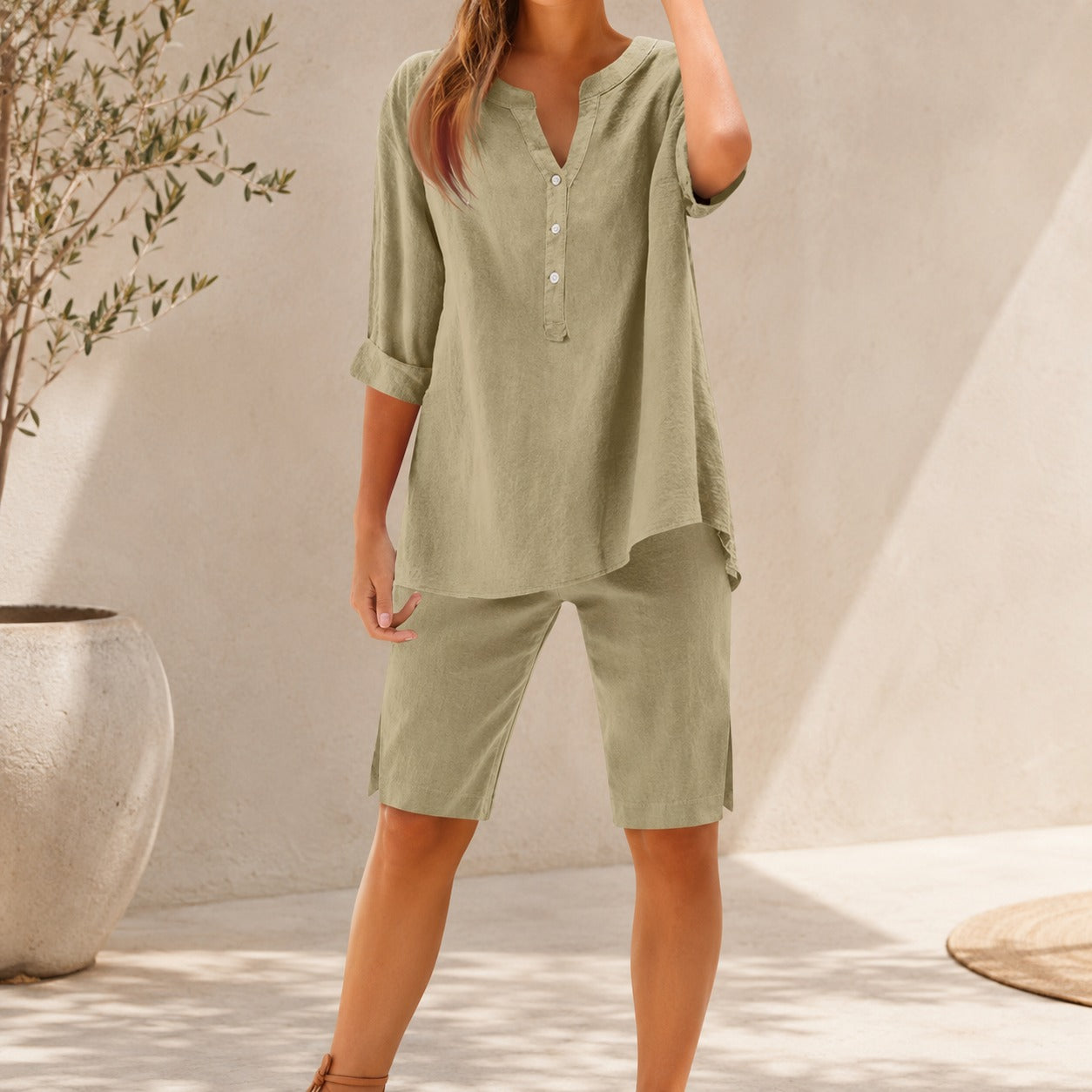 Set Delaney™ in Linen Blend with V-Neck Top and Side-Slit Shorts