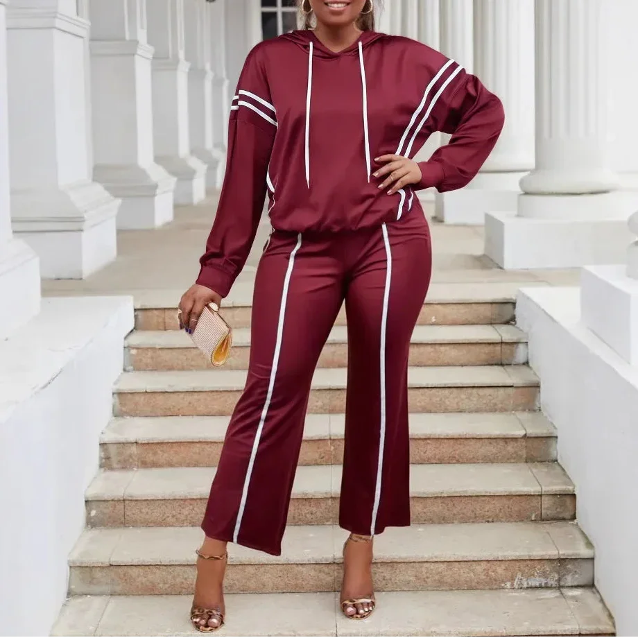 StreamFit™ Set in a Cozy Premium Sweatshirt with Lengthening Stripes and Loose Fit / A Stylish Look Without Sacrificing Comfort!