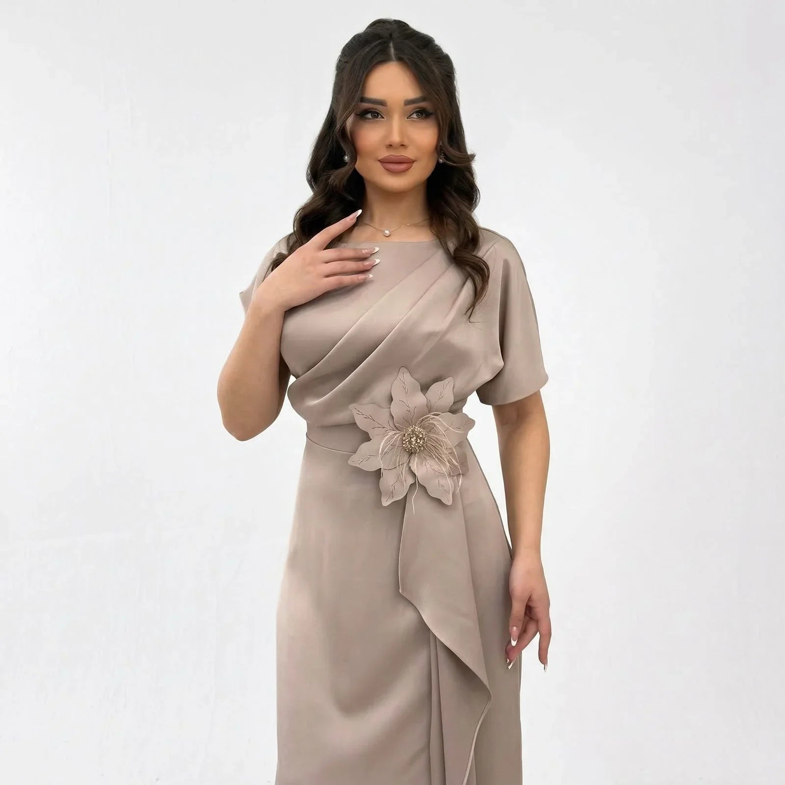 Seraphine™ Kleid aus Edlem Satin mit Skulpturaler Blumenapplikation an der Taille