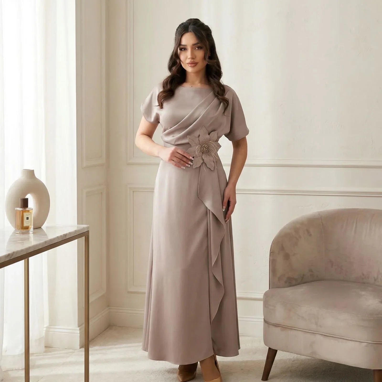 Seraphine™ Kleid aus Edlem Satin mit Skulpturaler Blumenapplikation an der Taille