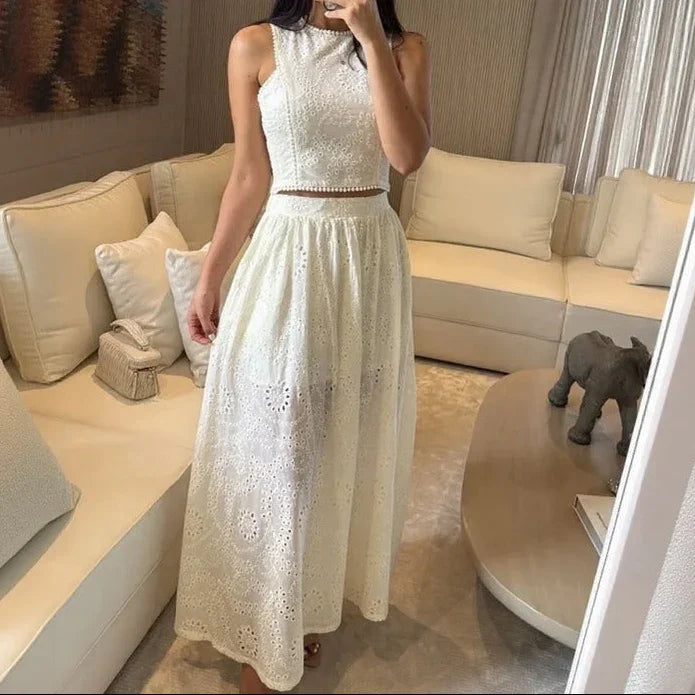 Avelyne™ Set with Delicate Laise Embroidery and a Flowing Silhouette
